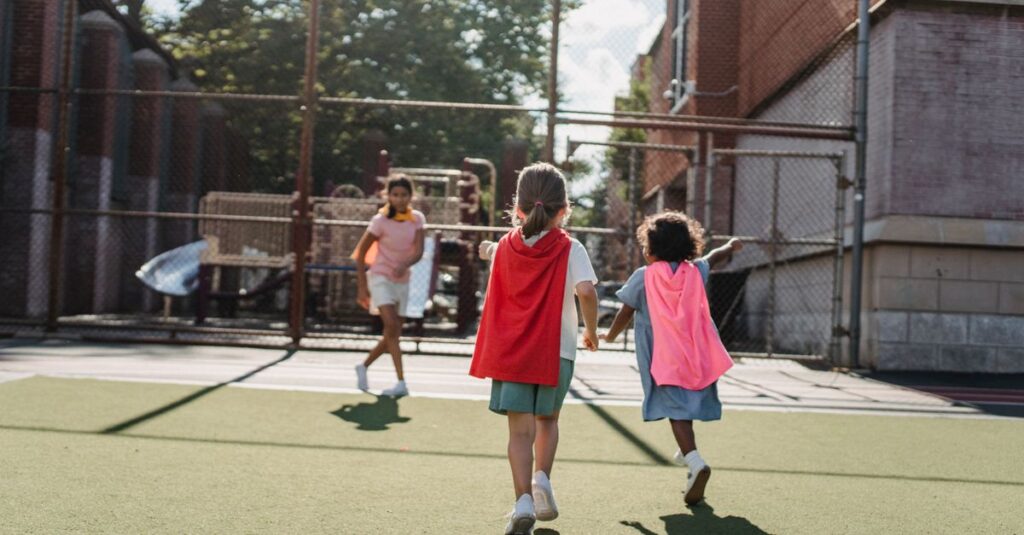 小学生の子供たちが自然観察や火起こし体験を楽しむキャンプ場の様子