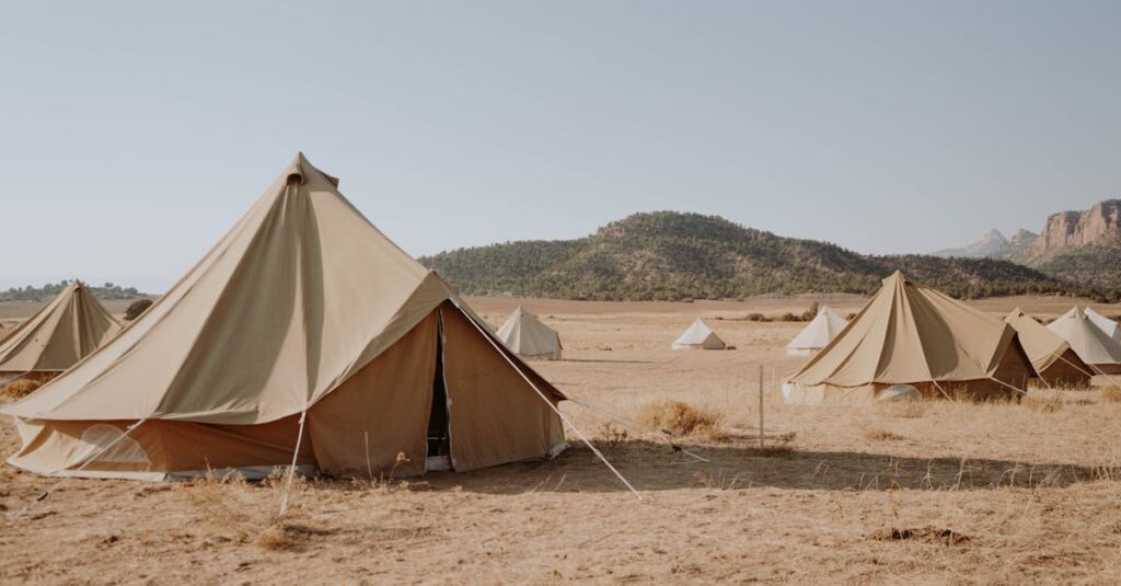 高原・湖畔・河原など環境別に異なるキャンプ服装を比較したイラストや図