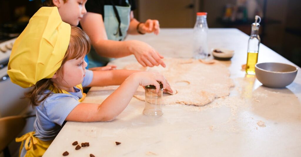 キャンプ場で子どもたちが調理に参加している様子。ホットサンドや冷やしうどんを自分で作り、満足そうな表情を見せている。