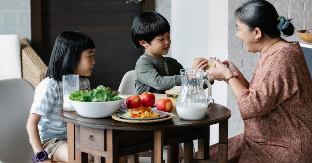 キャンプ場でホットサンドを笑顔で食べる子どもたち。とろけるチーズとベーコンの香ばしい香りが食欲をそそる。