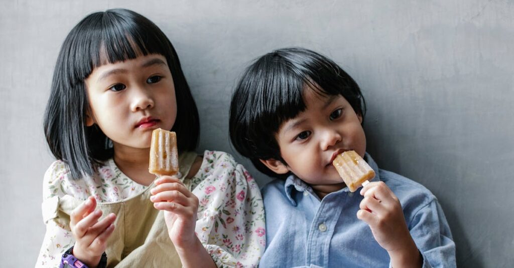 キャンプ場でホットスナックを手に笑顔の子どもたち。フライドポテトやミニアメリカンドッグを囲む楽しげな雰囲気。