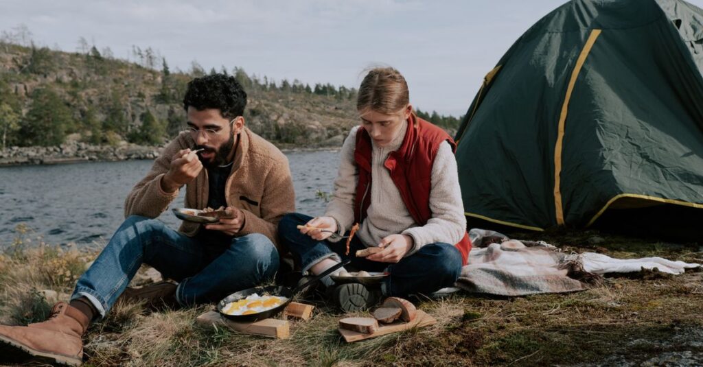 キャンプの昼食準備に必要な調理道具や食材が並ぶ、整理されたチェックリスト風のイメージ。