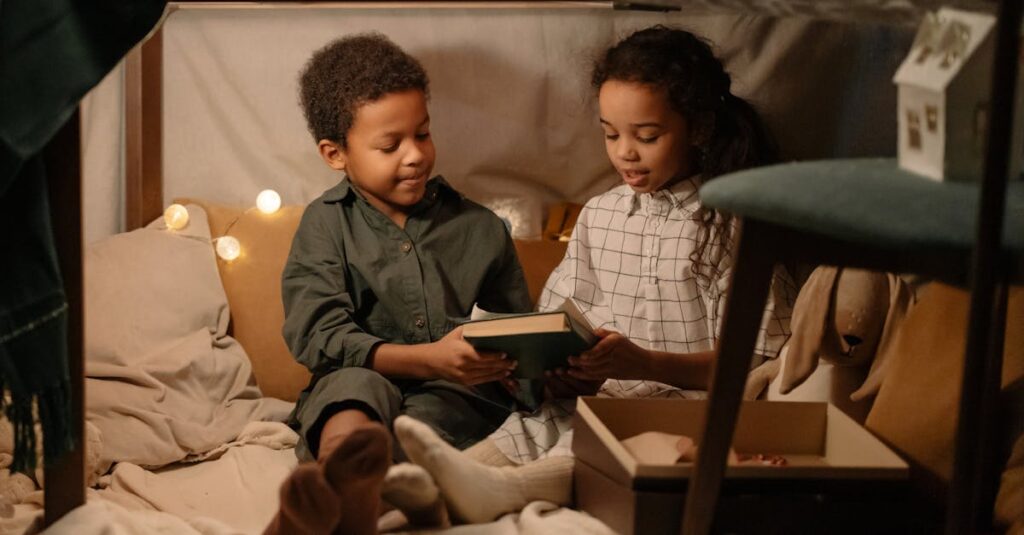 テントの中でボードゲームやお絵描きをして楽しむ子供たちの様子