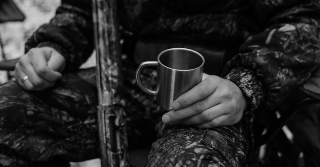 軽量コンパクトと快適性を比較したキャンプギア選びの視覚的ガイド