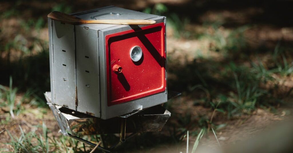 ダッチオーブンとその周辺ギア。スタンド、火起こし器、収納ケースなどがセットで置かれているキャンプサイト。