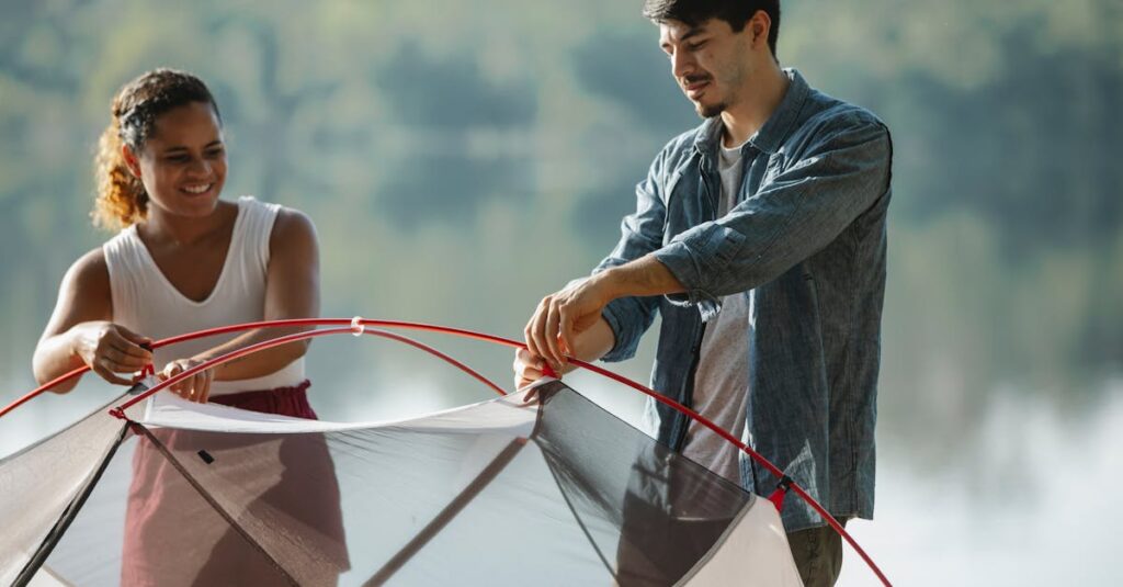 レイヤリングされたキャンプ服装を構成するベースレイヤー、ミドルレイヤー、アウターのイメージ図