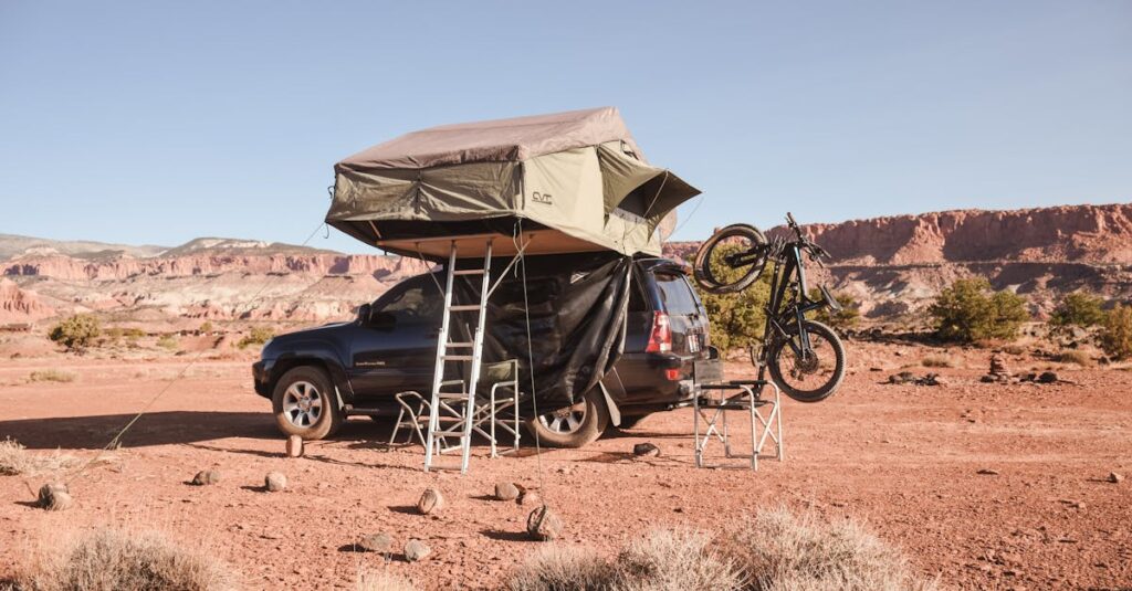 高原・湖畔・河原など環境別に異なるキャンプ服装を比較したイラストや図