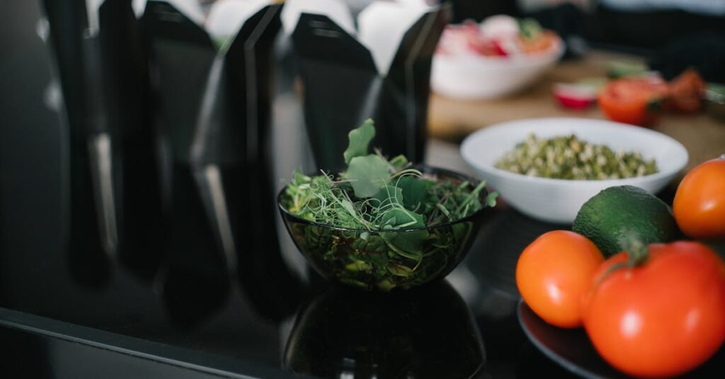 キャンプ前に買い出しと仕込みをしている初心者家族のイメージ画像