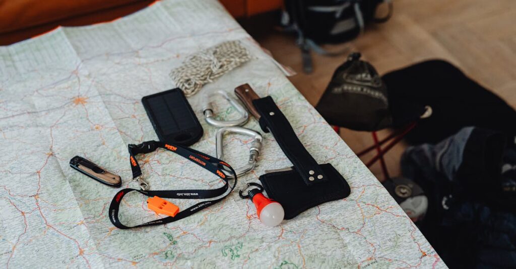 キャンプ場で使う救急セットや虫除けなどの安全用品が整った準備風景