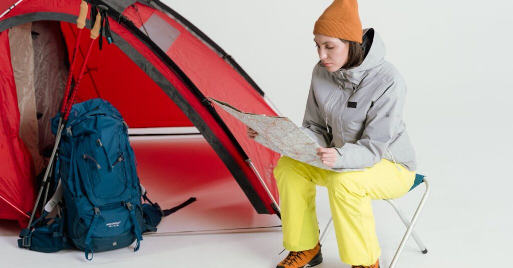 キャンプで快適に過ごすための服装とレイヤリングの基本を自然の中で解説するイメージ