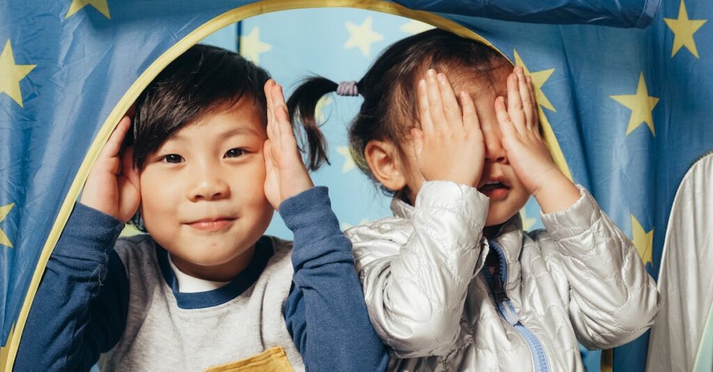 テントの中でボードゲームやお絵描きをして楽しむ子供たちの様子