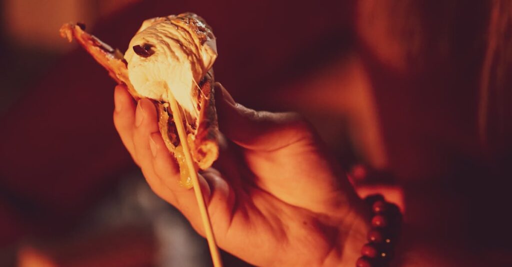 キャンプファイヤーを囲んで家族全員が楽しそうに過ごしているアウトドアの風景