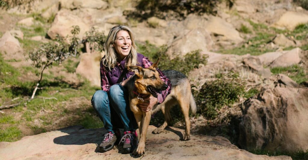 犬連れキャンプ中のありがちなNG行動を描いたシーン、注意が必要なトラブルの例