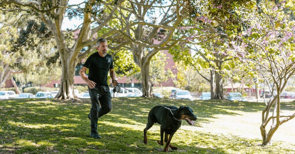 焚き火のそばでリラックスする犬と飼い主の夜のキャンプシーン