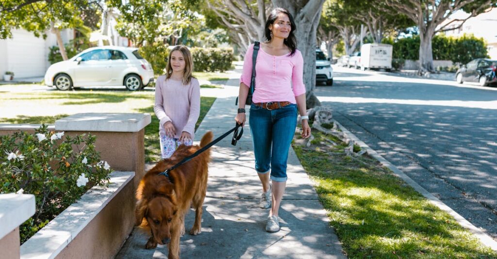 車のそばでキャンプする犬連れ家族の風景