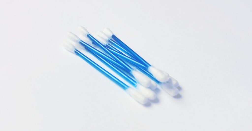 キャンプの夕食後に後片付けを工夫する初心者キャンパーの様子