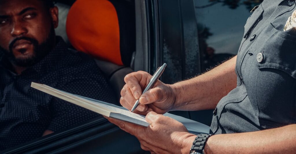 中学生の子供が焚き火や夜の活動を行う際の安全確認をする場面