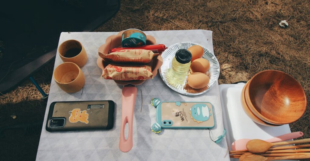 キャンプ場で子どもたちが冷やしうどんや焼きそばドッグを笑顔で食べている様子。トッピングバイキングも楽しげな雰囲気。