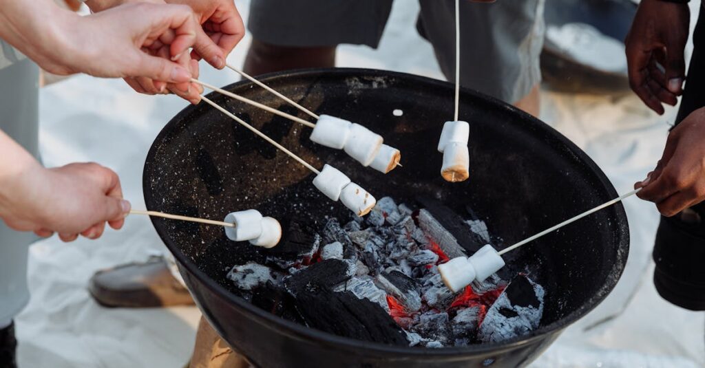 キャンプファイヤーを囲んで家族全員が楽しそうに過ごしているアウトドアの風景