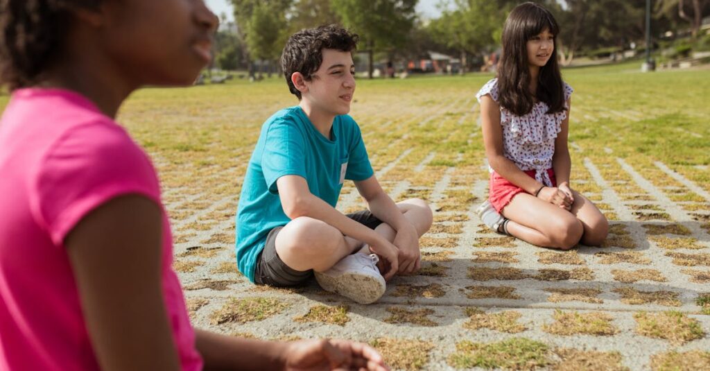 キャンプ場でホットスナックを手に笑顔の子どもたち。フライドポテトやミニアメリカンドッグを囲む楽しげな雰囲気。