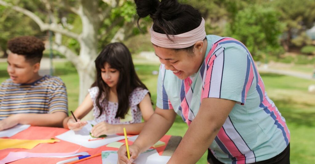 木の枝や葉っぱを使ってクラフト作りに夢中になる子供たちの様子