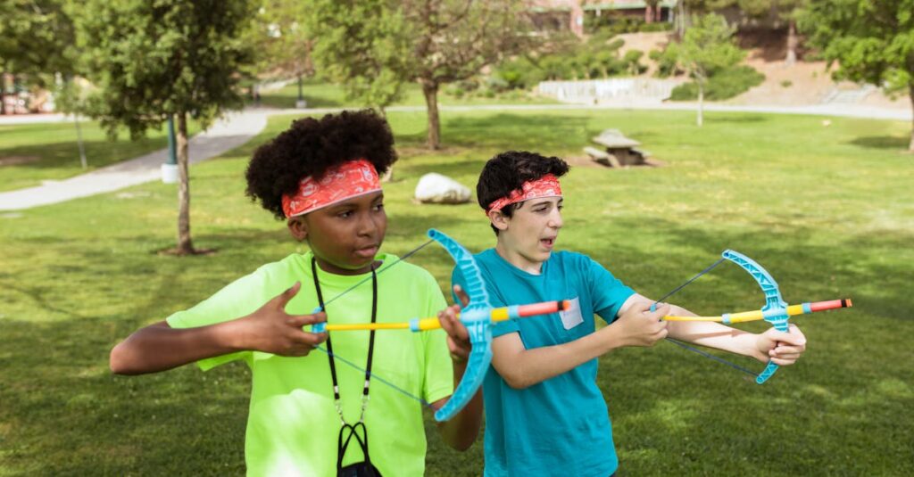 木の枝や葉っぱを使ってクラフト作りに夢中になる子供たちの様子