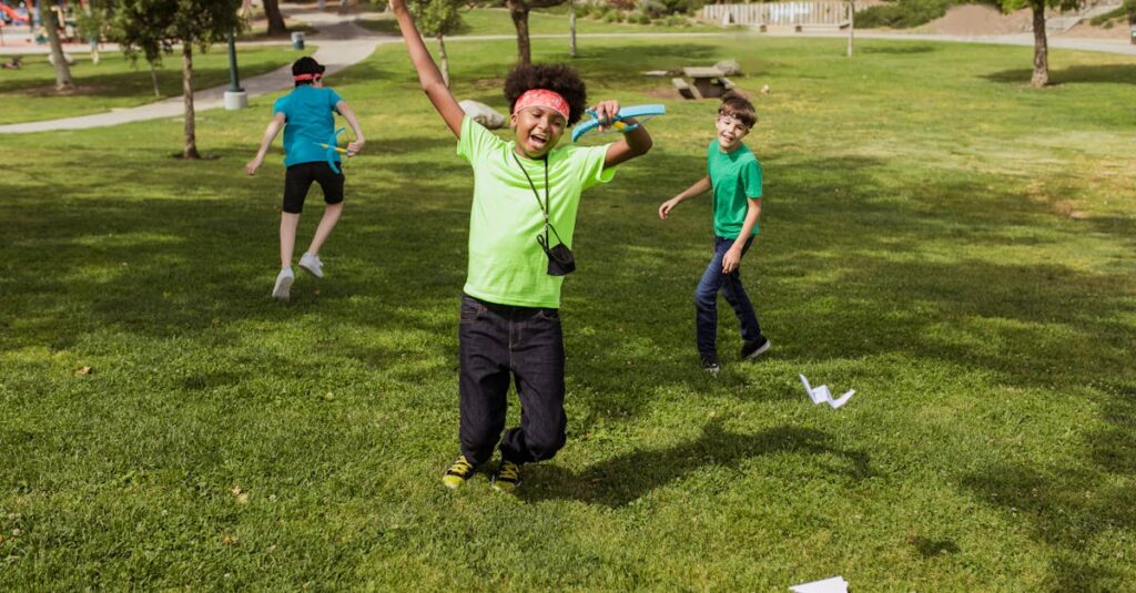 キャンプ場でホットスナックを手に笑顔の子どもたち。フライドポテトやミニアメリカンドッグを囲む楽しげな雰囲気。