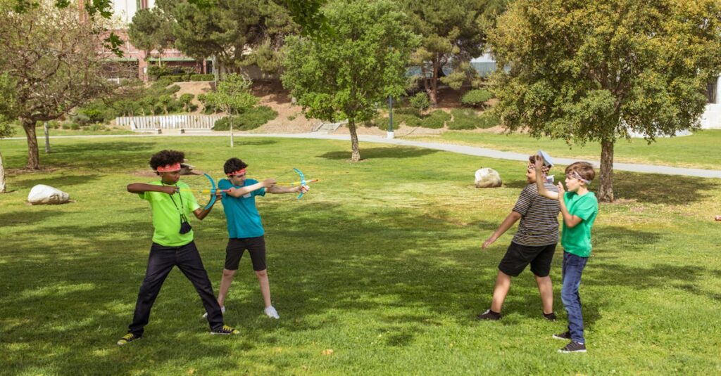 キャンプ場のツリークライミングで木に登って楽しむ子供の姿