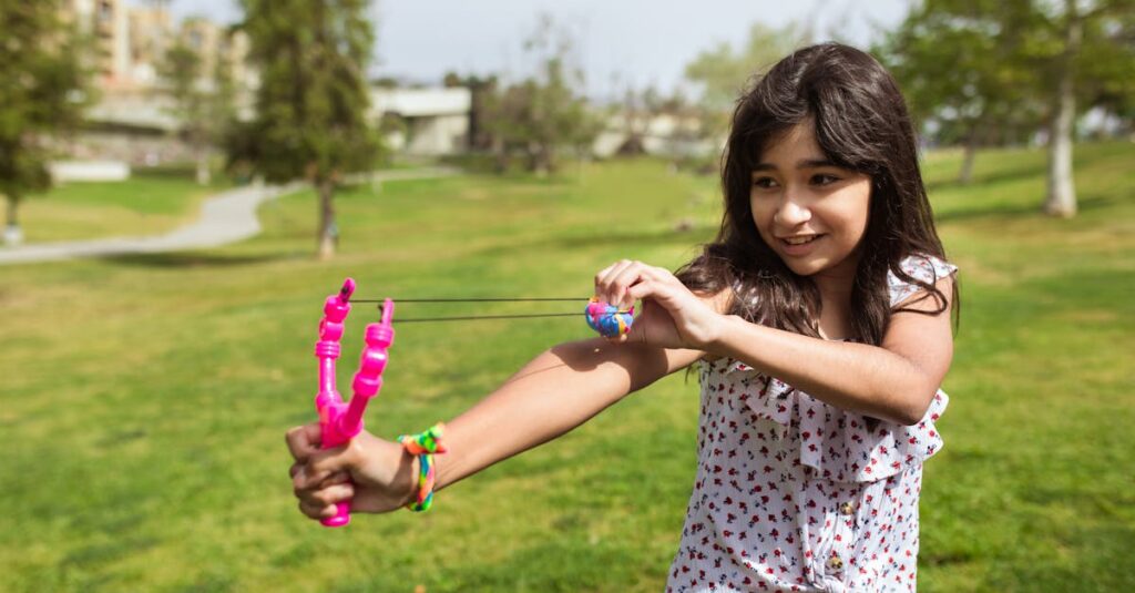木の枝や葉っぱを使ってクラフト作りに夢中になる子供たちの様子