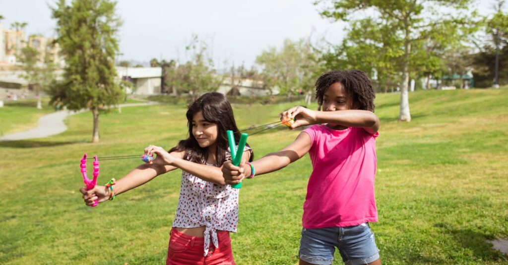 夜のキャンプ場で懐中電灯やランタンを使って遊ぶ子供たちの冒険風景