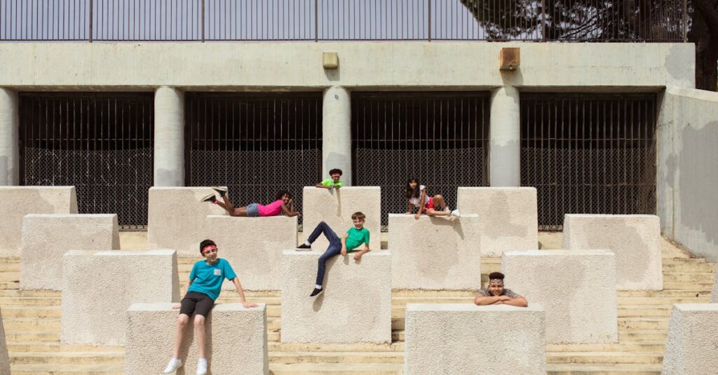 自然の中で親子が一緒に過ごす、笑顔あふれるキャンプ体験の風景