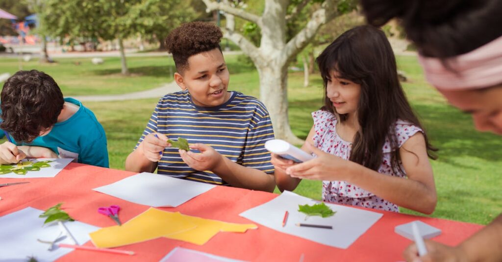 カヌーに乗って湖を進む親子のキャンプアクティビティの様子