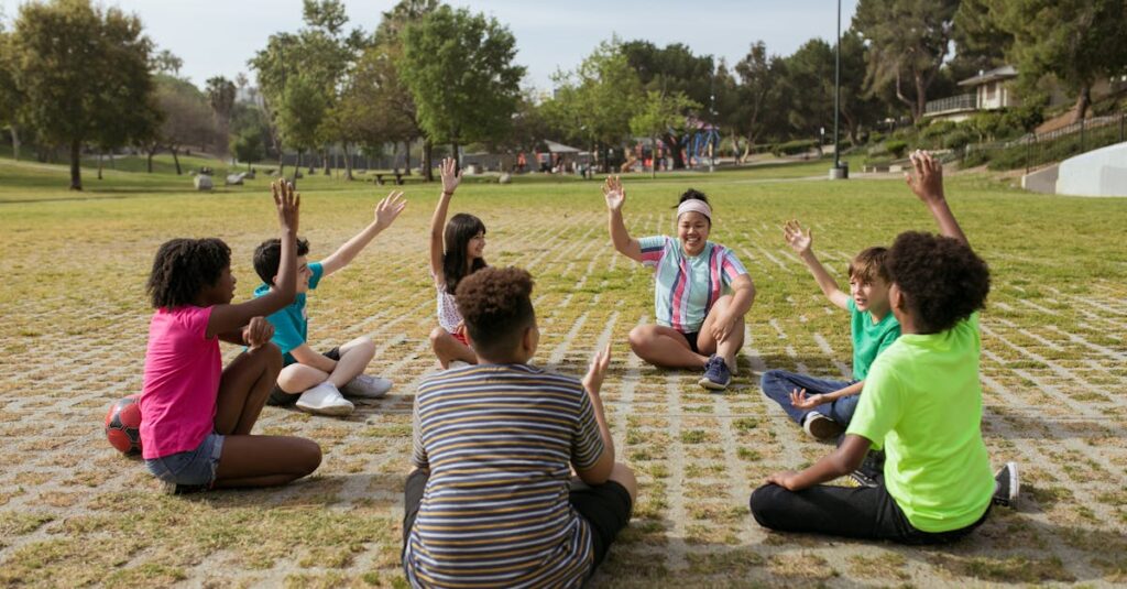 陶芸体験に挑戦する子供たちが粘土を使って作品を作っている様子