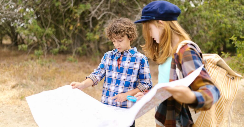 自然の中で親子が一緒に過ごす、笑顔あふれるキャンプ体験の風景