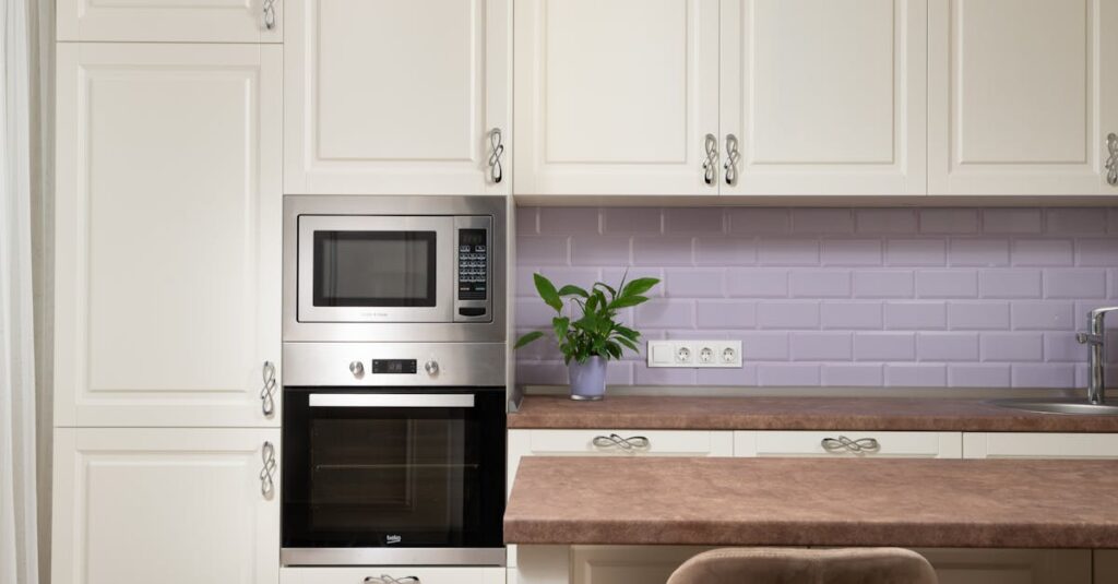 ダッチオーブンとその周辺ギア。スタンド、火起こし器、収納ケースなどがセットで置かれているキャンプサイト。