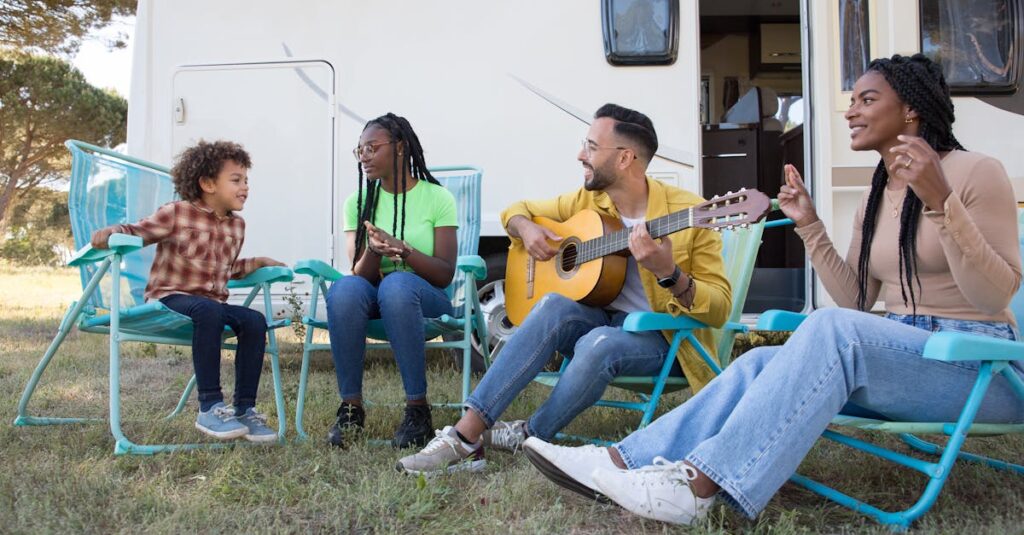 自然の中で親子が一緒に過ごす、笑顔あふれるキャンプ体験の風景