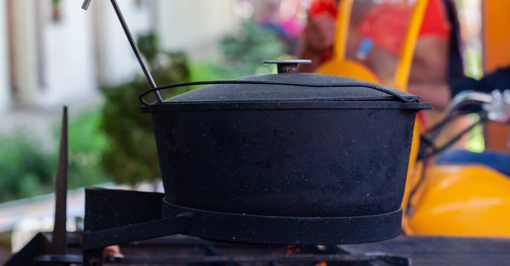 ダッチオーブンをシーズニングする様子。鍋に油を塗り込み、火にかけている作業風景。