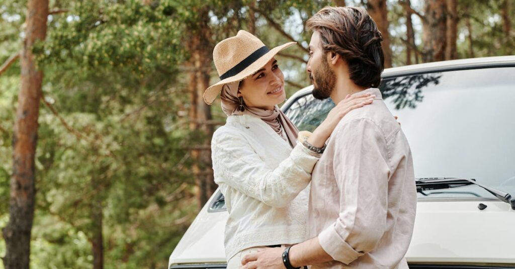 キャンプを快適に過ごす家族や友人たちが正しい服装で自然を楽しむ様子