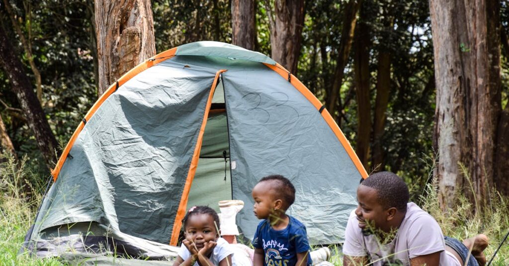 キャンプ場で葉っぱを集めたり虫を探したりして遊ぶ幼児の様子