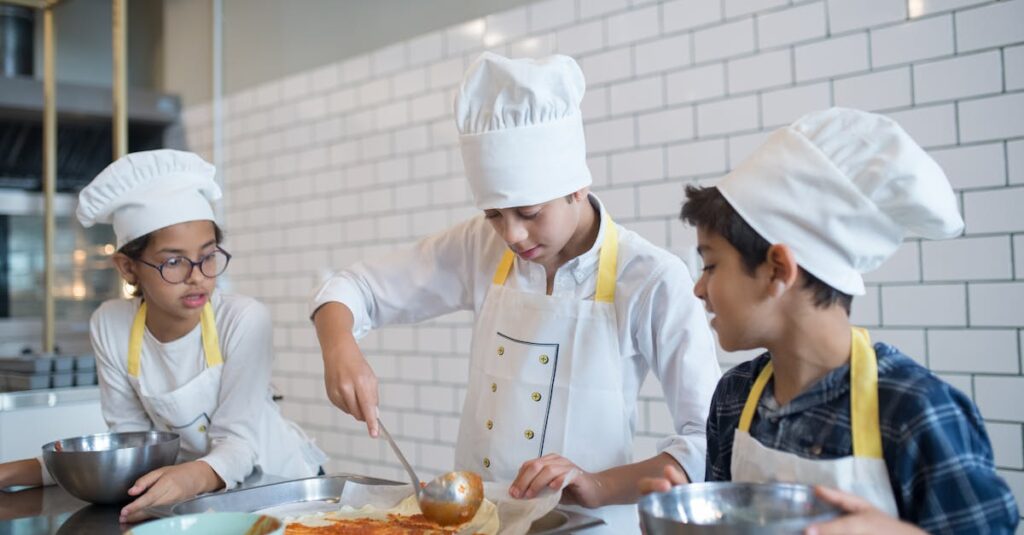 キャンプ場でピザ作りを楽しむ子供たちのアウトドアクッキング体験風景