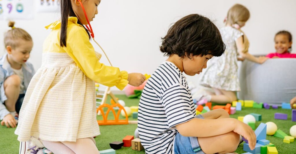 小学生の子供たちが自然観察や火起こし体験を楽しむキャンプ場の様子