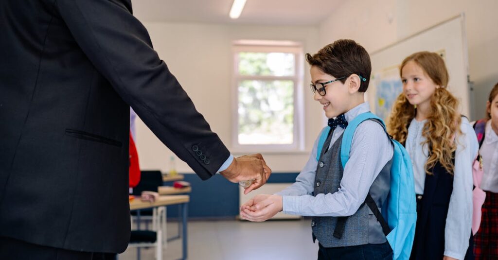 アウトドア活動中にナイフや火を扱う子供を見守る親の姿