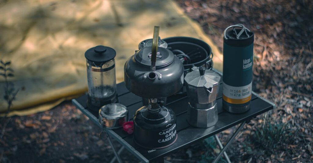 キャンプ前に買い出しと仕込みをしている初心者家族のイメージ画像