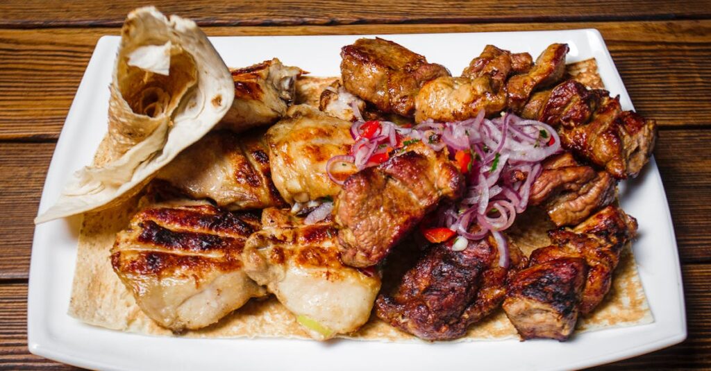 ダッチオーブンで調理中の丸ごとローストチキン。こんがり焼けた皮と香ばしいハーブの香りが伝わるビジュアル。