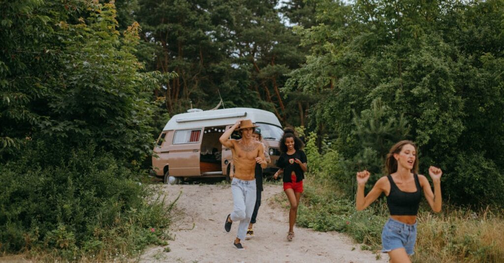 キャンプを快適に過ごす家族や友人たちが正しい服装で自然を楽しむ様子