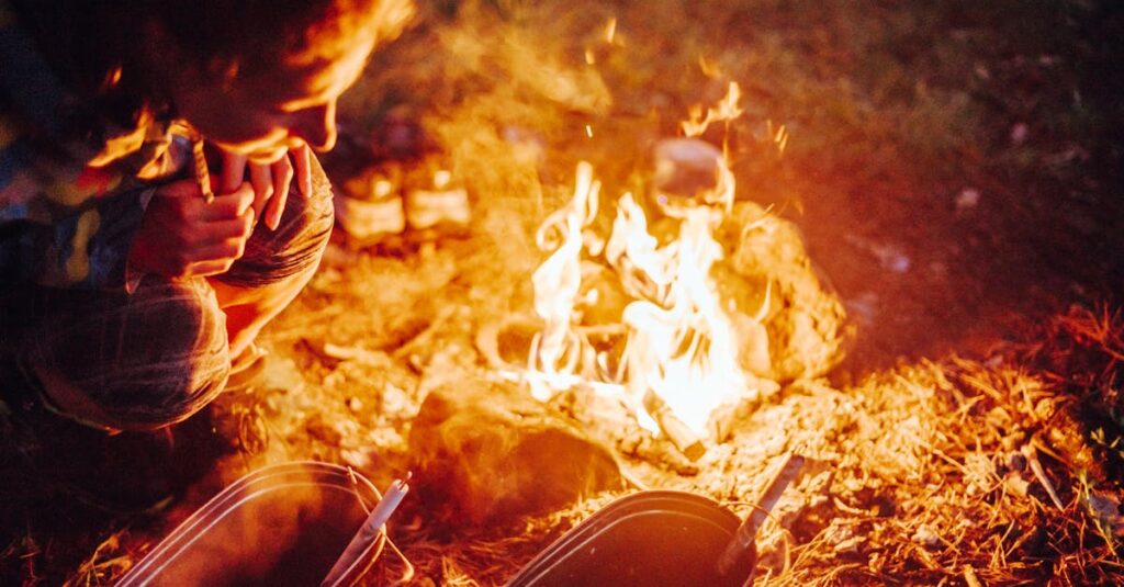 キャンプ場で使われる鋳鉄製のダッチオーブン鍋の写真。焚き火の上で加熱されている様子がリアルに伝わる。