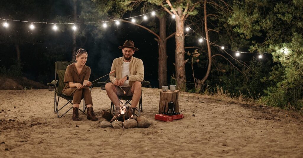 夜のキャンプ場で懐中電灯やランタンを使って遊ぶ子供たちの冒険風景