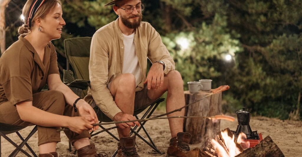 キャンプの夕食後に後片付けを工夫する初心者キャンパーの様子