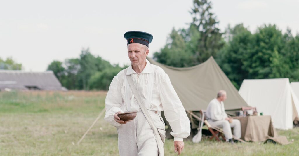 キャンプで快適に過ごすための服装とレイヤリングの基本を自然の中で解説するイメージ