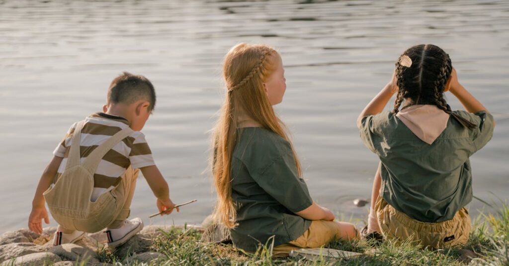 キャンプ場で子どもたちが冷やしうどんや焼きそばドッグを笑顔で食べている様子。トッピングバイキングも楽しげな雰囲気。